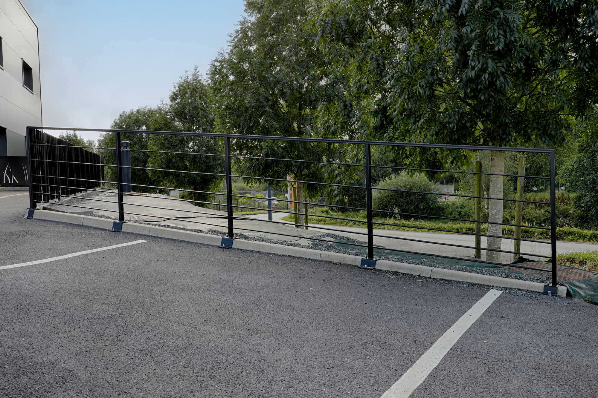 Garde-corps extérieur en acier tubulaire et plats + peinture noire