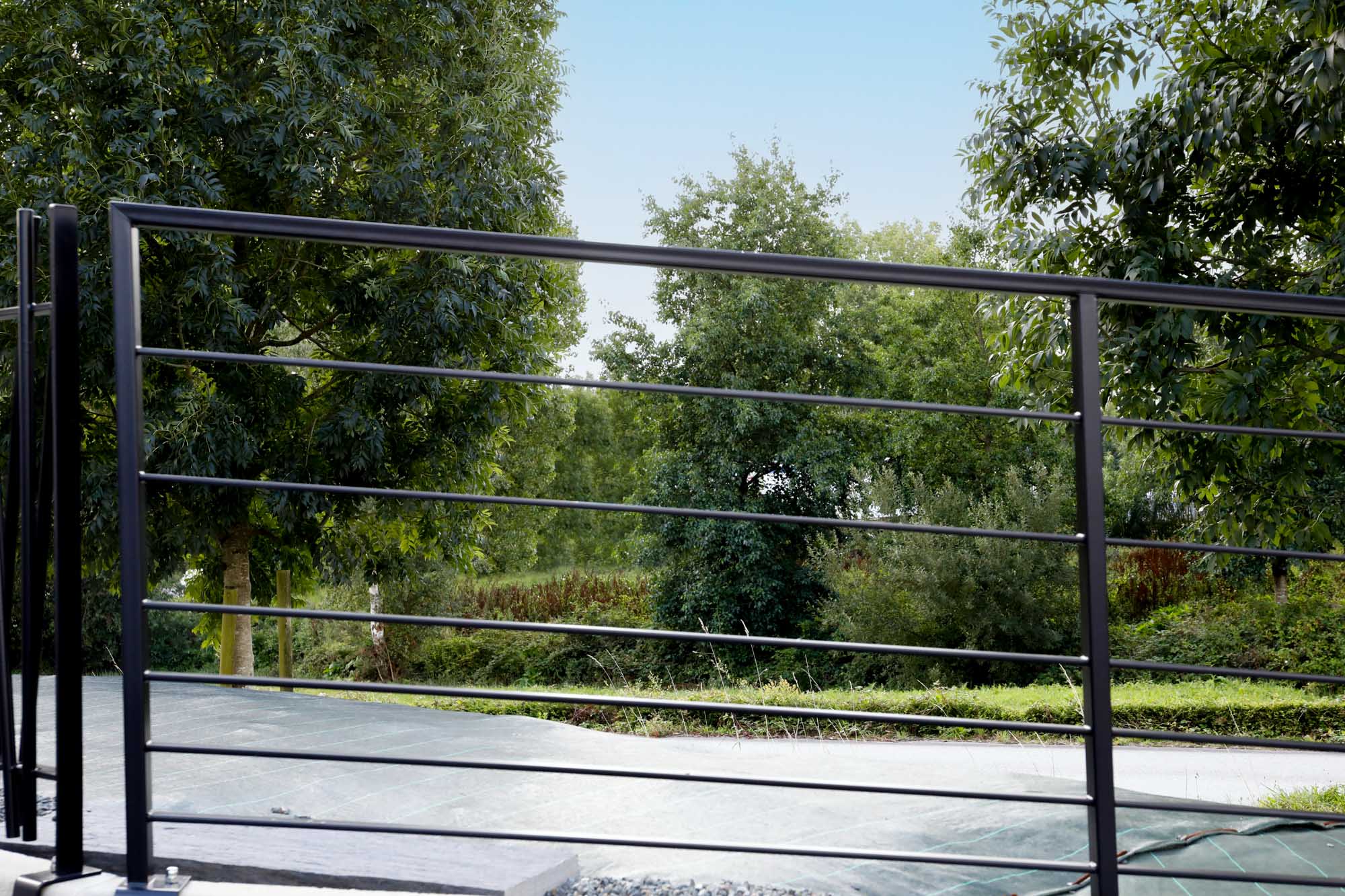 Garde-corps extérieur en acier tubulaire et plats + peinture noire